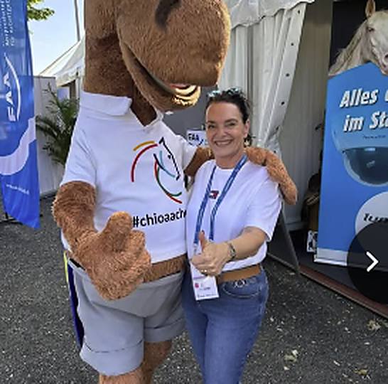 Instagram-Post: CHIO Maskottchen Karli besucht den HTS Stand